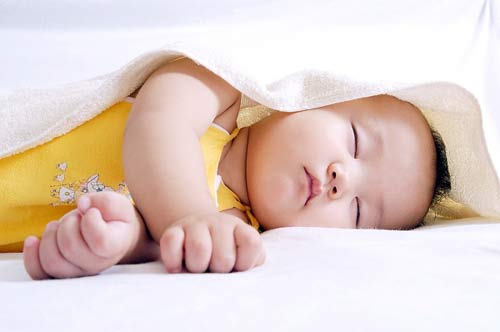 Trẻ sơ sinh lắc đầu khi ngủ là dấu hiệu của chứng rối loạn vận động nhịp nhàng