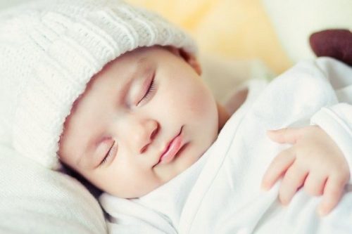 Bố mẹ không nên quá lo lắng khi trẻ lắc đầu lúc ngủ