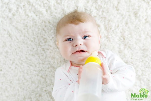 Nếu không cẩn thận cho bé bú sữa mẹ bị hư hỏng, quá hạn sẽ gây nguy hiểm nhất định đến bé