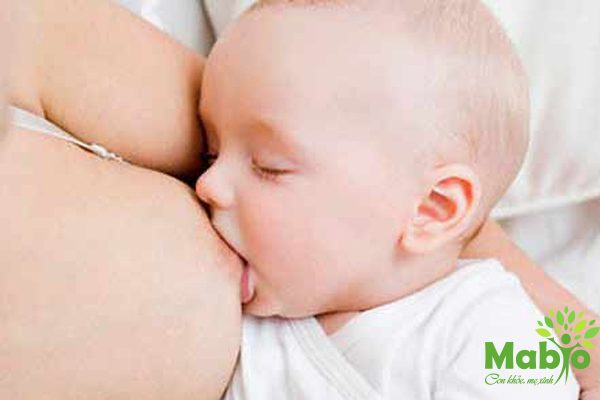 Cảnh báo: Những bệnh có thể lây qua sữa mẹ khi đi xin ngoài