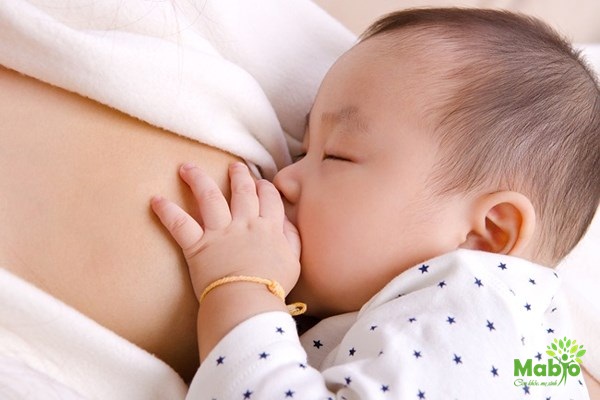 Mẹ có thể cho con bú đến năm 2 tuổi mà không lo sữa mẹ bị mất hết chất