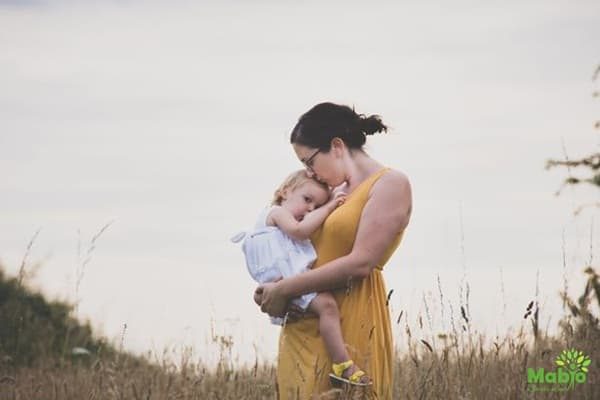 Sarah cho biết có rất nhiều áp lực khiến các mẹ phải cai sữa sớm cho con, nhưng khi nuôi con thứ 3, cô đã vượt qua tất cả.