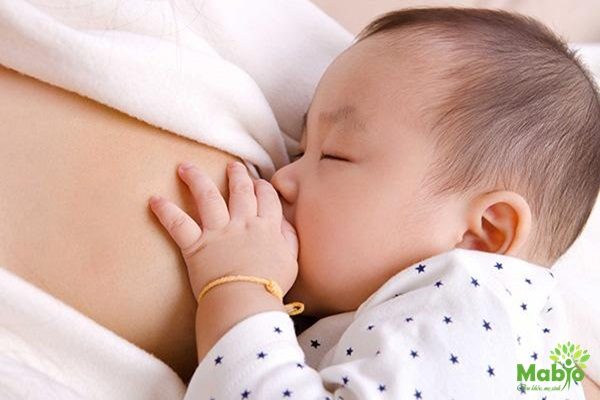 Cho trẻ bú nhiều hơn cũng là cách hạ sốt khi trẻ đi tiêm phòng vacxin mũi 5 trong 1 về 
