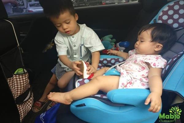 Em bé Min (5 tuổi) và em bé Mimi (1 tuổi) là những em bé sữa lớn lên hoàn toàn bằng dòng sữa ngọt lành của mẹ Ánh Phương