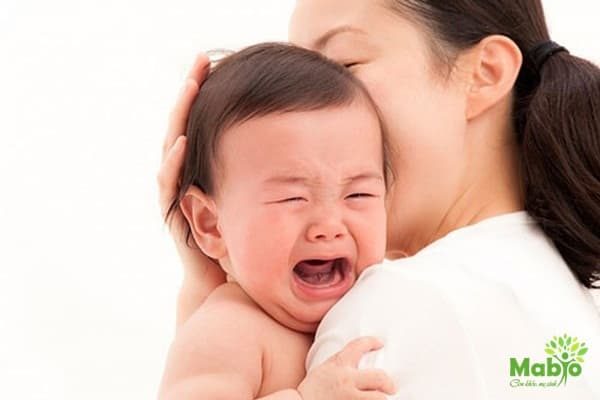 Trẻ sơ sinh đi tiêm phòng vacxin về bị sốt phải làm sao