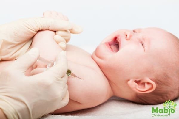 Trẻ đi tiêm phòng vacxin mũi 5 trong 1 hoàn toàn CÓ thể bị sốt