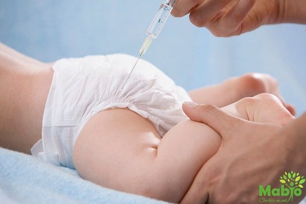 Vacxin tiêm phòng 6 trong 1 cho trẻ sơ sinh được tiêm vào bắp đùi