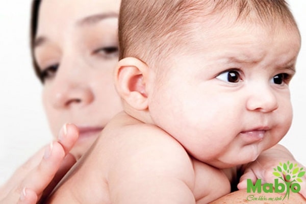 Trẻ sơ sinh ăn xong bị trớ: Nguyên nhân, tác hại và giải pháp!
