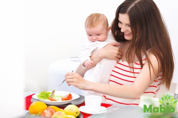 Trẻ sơ sinh từ 2 đến 6 tháng tuổi lười ăn: Nên làm gì khi con ít ăn?