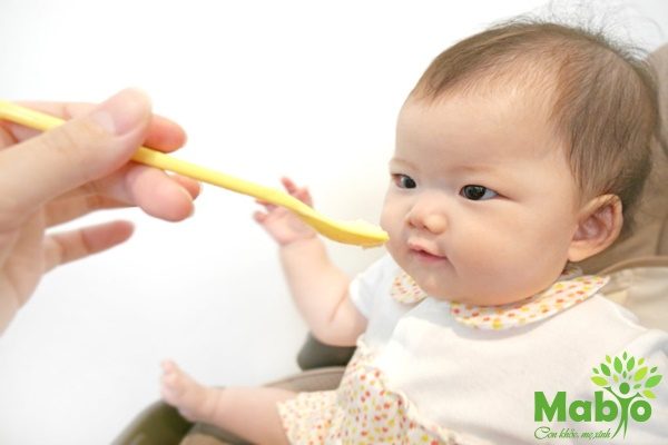 Trẻ sơ sinh từ 2 đến 6 tháng tuổi lười ăn: Nên làm gì khi con ít ăn?
