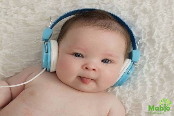Cho trẻ sơ sinh nghe nhạc: Nên hay không?