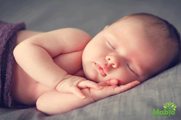 Trẻ sơ sinh 2, 3 tháng tuổi ngủ bao nhiêu tiếng mỗi ngày 