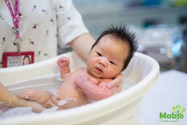 Có nên tắm cho trẻ sơ sinh bị cảm cúm?