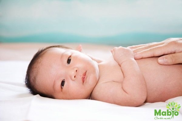 Massage bụng cho trẻ sơ sinh sẽ hạn chế đánh rắm nhiều