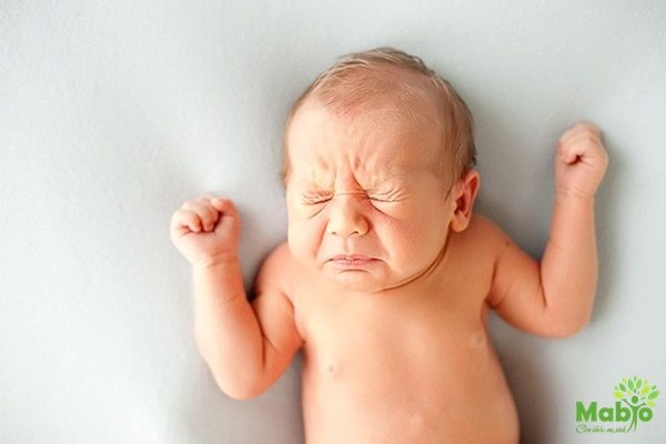 Trẻ sơ sinh đánh rắm nhiều là hệ tiêu hóa đang “lên tiếng”?