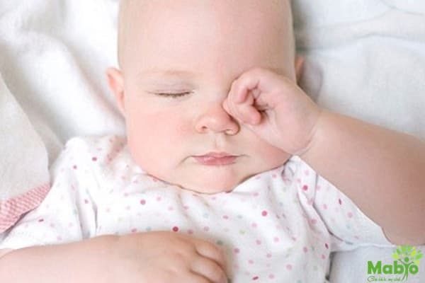 Cách khắc phục khi trẻ sơ sinh hay dụi mắt