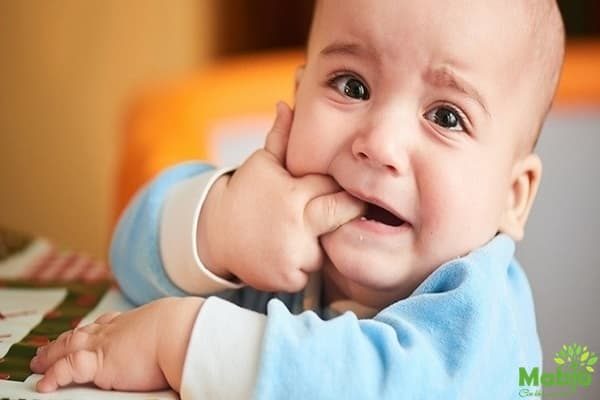 Trẻ sơ sinh mút tay gây ra một số tác hại cho da và răng miệng
