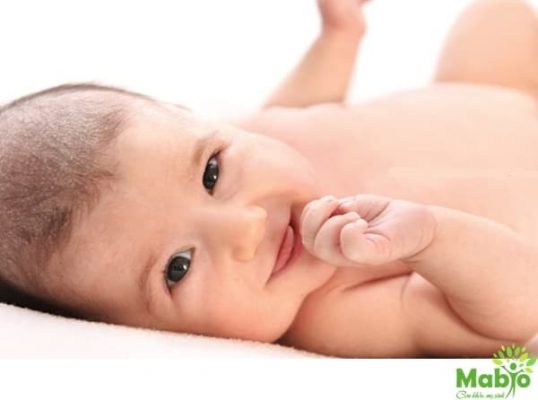 Mút tay là một trong những biểu hiện của sự phát triển ở trẻ