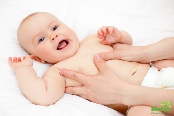 Massage cho trẻ sơ sinh là giải pháp chữa trị chứng quấy khóc đêm 