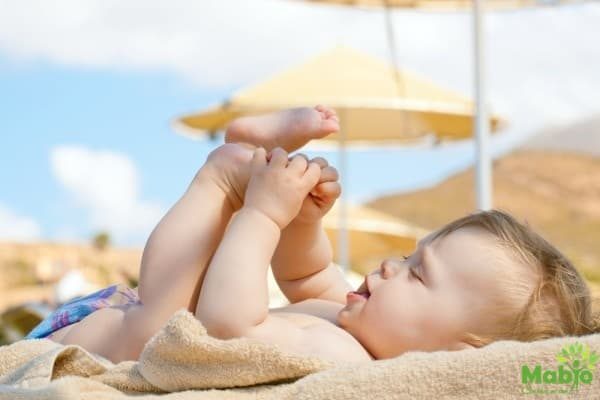 Tắm nắng cho trẻ sơ sinh 