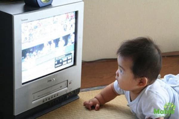Cho trẻ sơ sinh xem tivi dẫn đến nhiều ảnh hưởng tiêu cực