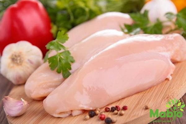 Sau khi sinh ăn thịt gà được không và nên ăn như thế nào cho hợp lý?