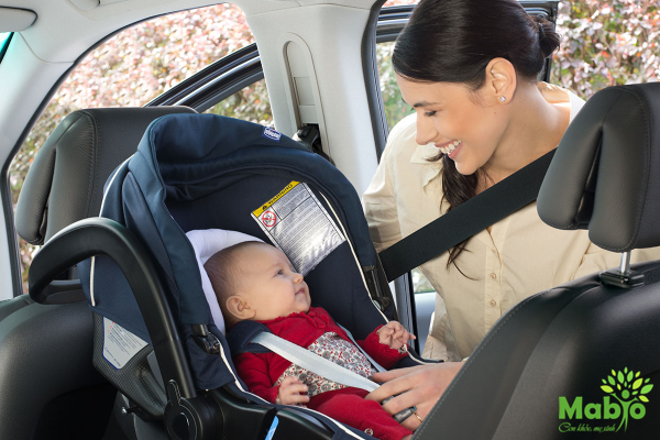 Trẻ sơ sinh đi ô tô đường dài khiến nhiều bậc cha mẹ lo lắng