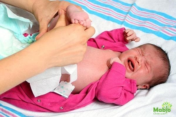 Trẻ sơ sinh bị tiêu chảy cần được xử lý kịp thời