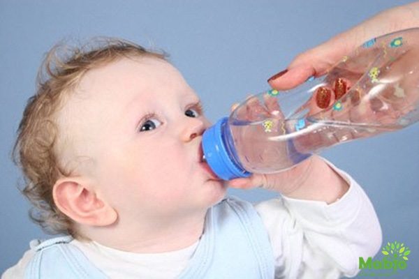 Trẻ sơ sinh bị tiêu chảy cần được bù nước và điện giải đúng cách