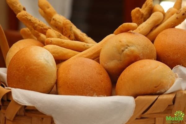 phụ nữ sau khi sinh ăn bánh mì được không