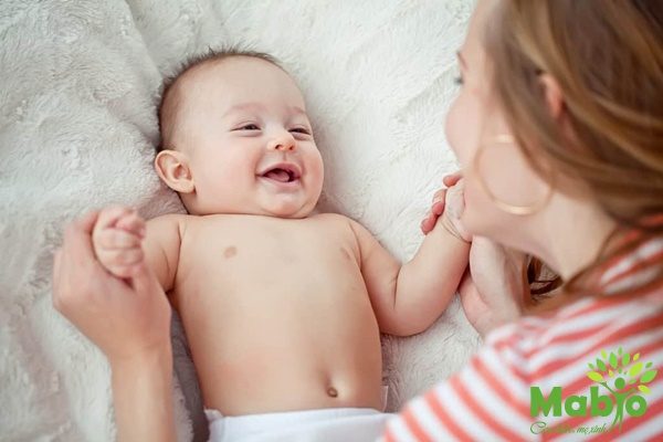 Thực - Hư: Trẻ sơ sinh hay cười là dấu hiệu con thông minh