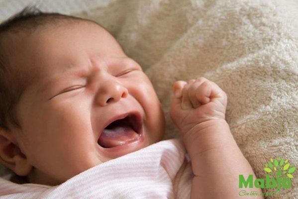 Trẻ sơ sinh hay ghê cổ buồn nôn có phải dấu hiệu bình thường không?