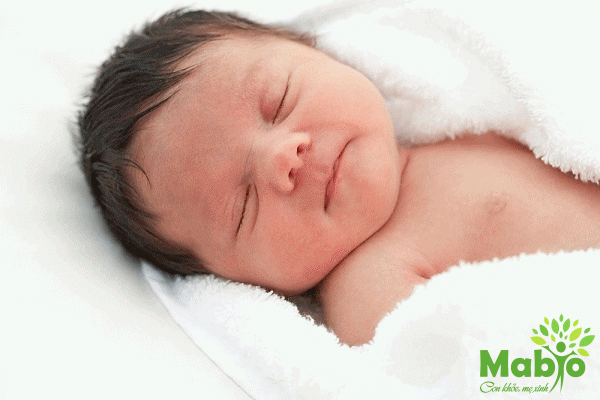 Trẻ sơ sinh phát triển như thế nào trong 4 tháng đầu đời?