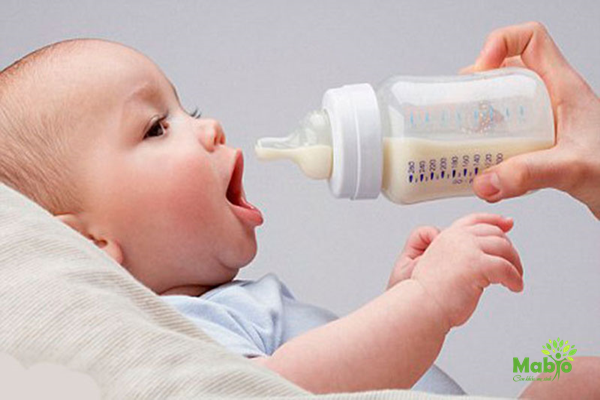 Trẻ uống sữa công thức đi ngoài sẽ lâu hơn bú sữa mẹ