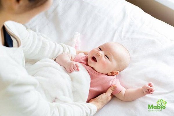 Chơi cùng bé để tạo các phản xạ tương tác, hình thành các kỹ năng giao tiếp xã hội