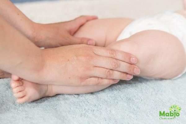 Trẻ sơ sinh run chân tay sinh lý mẹ không cần phải lo lắng