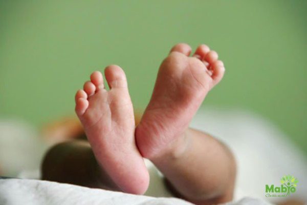 Trẻ sơ sinh bị run chân thường gặp ở các bé dưới 6 tháng tuổi