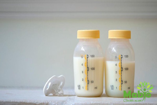 1 bầu sữa mẹ khoảng bao nhiêu ml? Sao con em ăn vẫn bị đói?