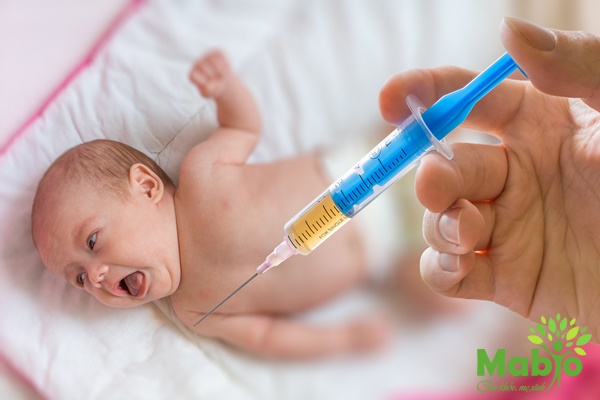 Đố mẹ: Trẻ mấy tháng tuổi thì cần tiêm mũi vacxin 5 trong 1?