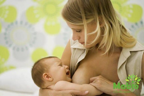 Nhận biết dấu hiệu mẹ ít sữa từ người mẹ