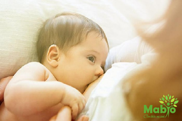 Những dấu hiệu cho thấy sữa mẹ không cung cấp đủ cho trẻ