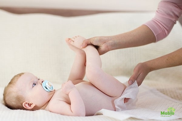 Trẻ sơ sinh ngủ hay vặn mình ọ ẹ do các vấn đề sinh lý