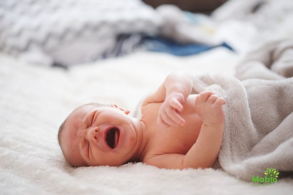 Trẻ sơ sinh hay vặn mình và ọc sữa có nguy hiểm không?