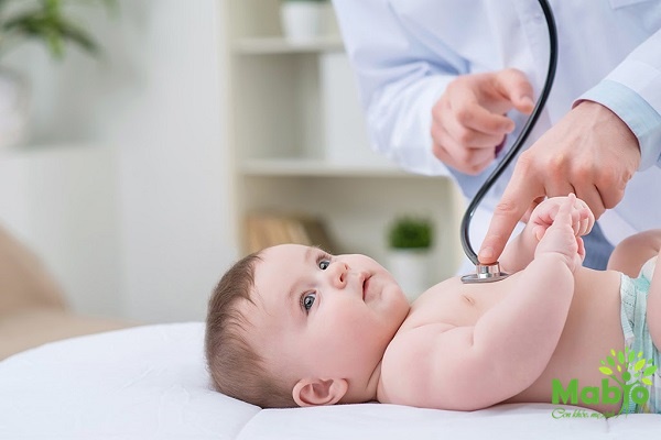 Trường hợp nào nên nhanh chóng đưa trẻ tới bác sĩ khi trẻ vặn mình và ọc sữa