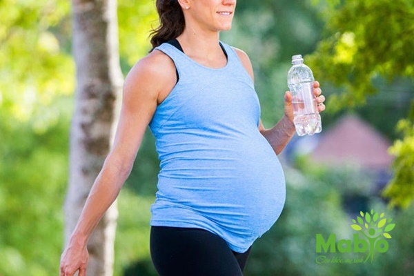 Đi bộ nhiều khi sắp sinh sẽ giúp mẹ đẻ thường nhanh hơn