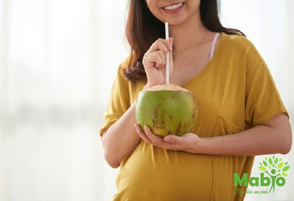 Mẹ sắp sinh hoàn toàn có thể uống được nước dừa