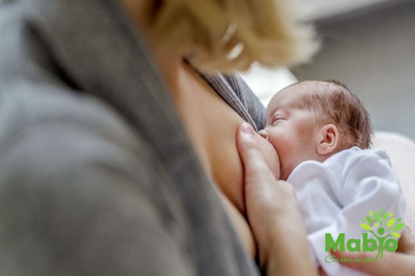 Trẻ sinh non nên bổ sung sữa mẹ càng sớm càng tốt để tăng cường hệ miễn dịch
