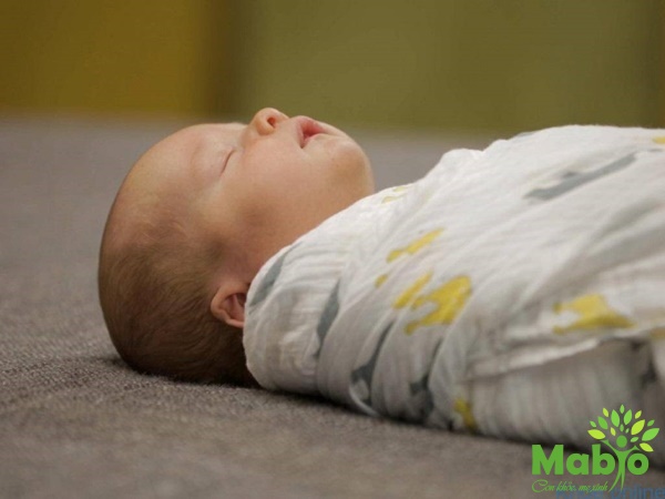 Nếu trẻ sinh non ngủ nhiều và mỗi giấc dài hơn 4 giờ đồng hồ thì mẹ nên cho con đi khám